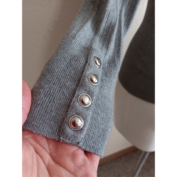 Gray Ribbed V-neck Sweater - Picture 4 of 6